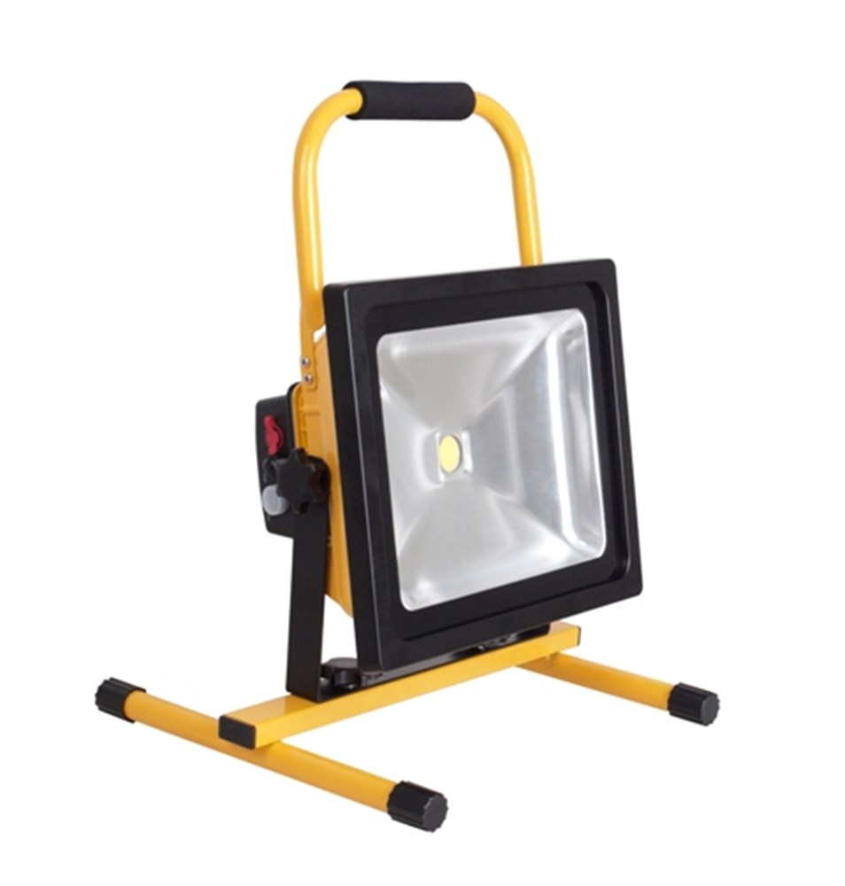 BOUWLAMP LED VETEC 50W KANTELBAAR STATIEF+ACCULADER 230V+12/24V